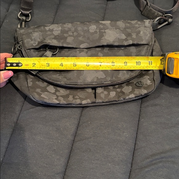 lululemon athletica Camouflage Crossbody Bag - Picture 6 of 7